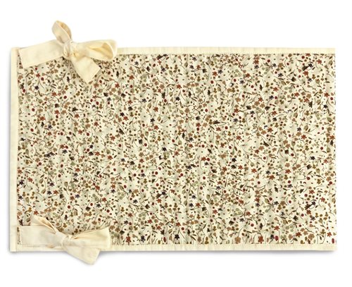 Quiltet sengerand med blomster