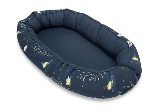 Babynest med eventyr i blå